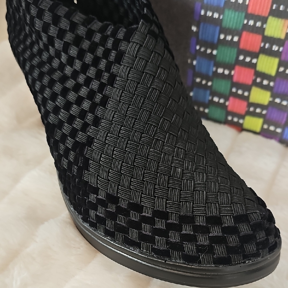 bernie mev. Elegant Black Woven Heels Chesca - Picture 3 of 13